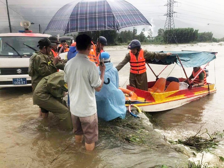 Thủ tướng chỉ đạo ứng phó khẩn cấp mưa lũ ở Trung Bộ - Ảnh 1.