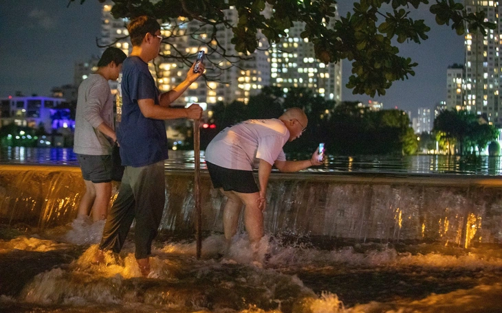 Nhiều tuyến đường trung tâm Phan Thiết ngập nặng sau mưa - Ảnh 9.