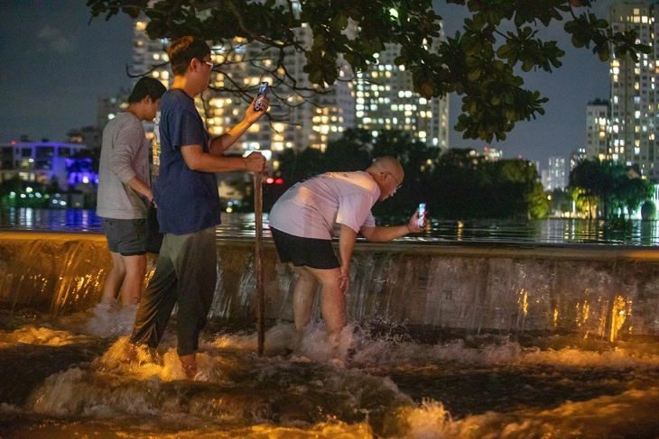 Vì sao Bình Quới và Thủ Dầu Một ngập nặng hơn nhiều nơi trong đợt triều cường kỷ lục? - Ảnh 1.