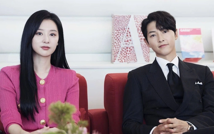 Song Joong Ki gây sốt khi xuất hiện cùng vợ Katy Louise Saunders - Ảnh 5.
