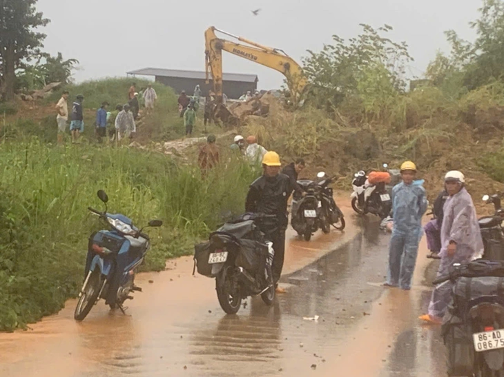 Sạt lở trên đèo Đại Ninh, quốc lộ 28B tắc đường - Ảnh 1.