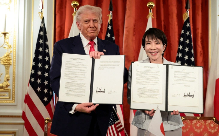 Thủ tướng Takaichi tặng ông Trump gậy gạt golf của cố Thủ tướng Shinzo Abe - Ảnh 2.