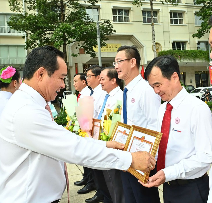 Chủ tịch UBND TP.HCM trao giấy khen “Dân vận khéo” năm 2025 cho EVNHCMC- Ảnh 1. dân vận khéo - Ảnh 1.