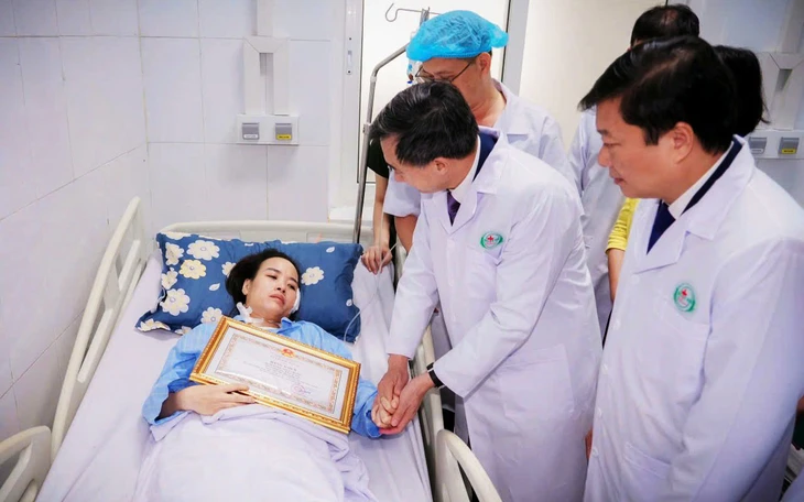 Các nữ điều dưỡng cứu trẻ sơ sinh gây xúc động Gala Việc tử tế - Ảnh 2.