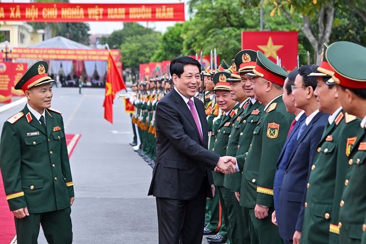 Chủ tịch nước Lương Cường trao Huân chương Bảo vệ Tổ quốc hạng nhất cho Quân khu 3 - Ảnh 1.
