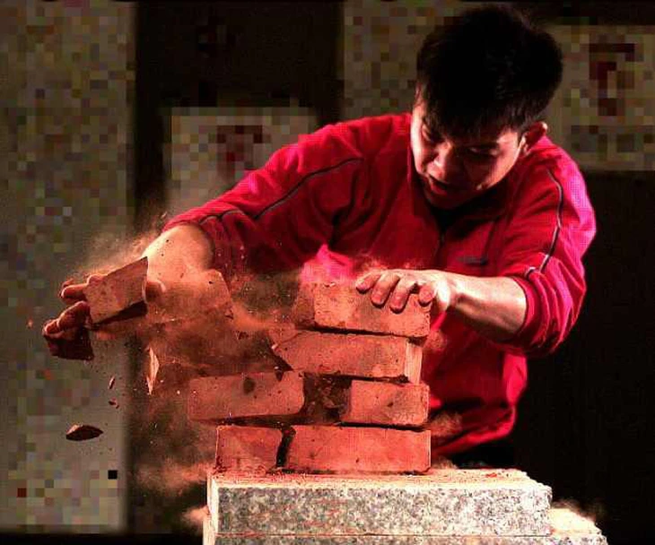 Vì sao các môn kung fu thích biểu diễn chặt gạch? - Ảnh 3.