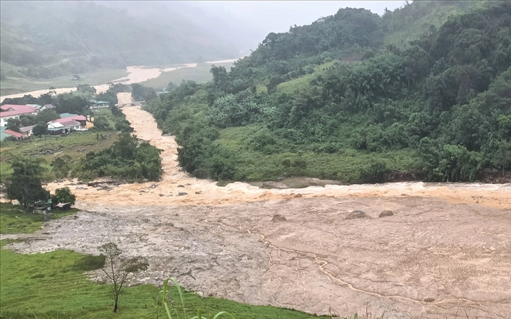 Sạt lở, núi đổ xuống trạm y tế, nhân viên trực ca đêm thoát chết trong gang tấc - Ảnh 4.