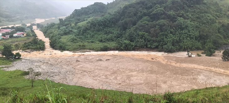Sạt lở, lũ bùn dài 3km cô lập 5 làng ở Ngọc Linh: Lập tức mở đường mòn vào làng - Ảnh 1.