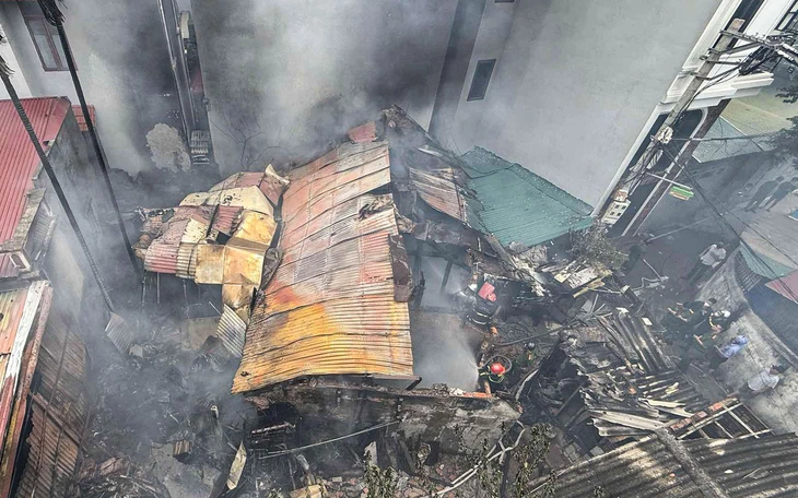 Xe bồn cháy ngùn ngụt sau tiếng nổ: Ô tô va chạm với thanh barie, trên thùng chở khí hóa lỏng LPG - Ảnh 2.