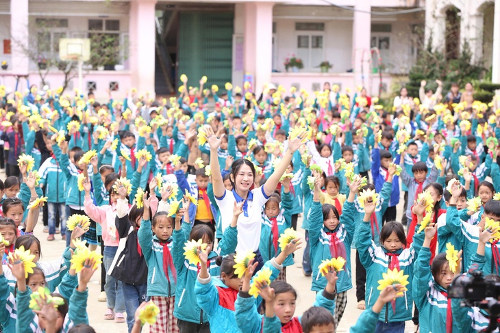 TikToker Lê Bống cùng học trò biên giới lan tỏa thông điệp tri ân giáo viên vùng cao - Ảnh 3.