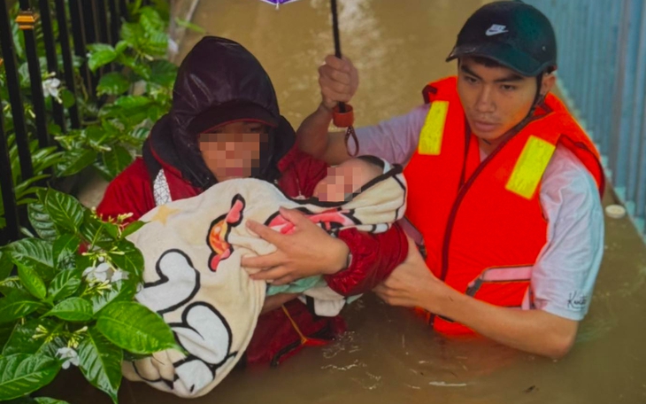 Theo xe tiếp ứng người nhà, bệnh nhân Bệnh viện Trung ương Huế bị cô lập trong lũ - Ảnh 12.