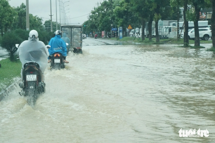 Nước lụt tràn quốc lộ 1 ở Đà Nẵng, nhiều nơi vẫn mênh mông nước - Ảnh 3.