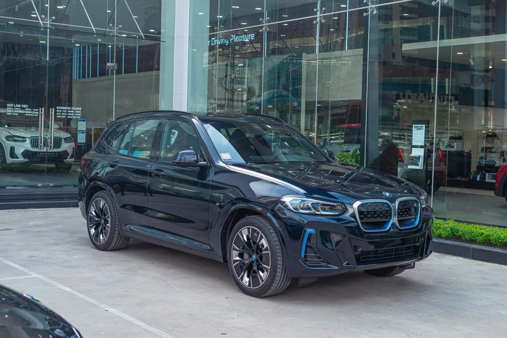 BMW iX3 giảm giá kỷ lục hơn 1 tỷ đồng tại đại lý: Giá thực tế còn gần 2,5 tỷ ngang ngửa Mustang Mach-E, khách mua phải đánh đổi một điều- Ảnh 2. BMW iX3 - Ảnh 1.
