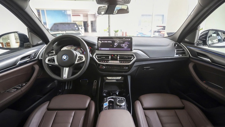 BMW iX3 giảm giá kỷ lục hơn 1 tỷ đồng tại đại lý: Giá thực tế còn gần 2,5 tỷ ngang ngửa Mustang Mach-E, khách mua phải đánh đổi một điều- Ảnh 4. BMW iX3 - Ảnh 3.