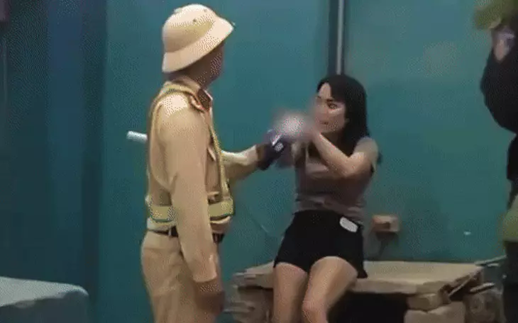 Cảnh sát ra hiệu dừng xe kiểm tra nồng độ cồn, tài xế lùi ô tô xuống ruộng - Ảnh 3.