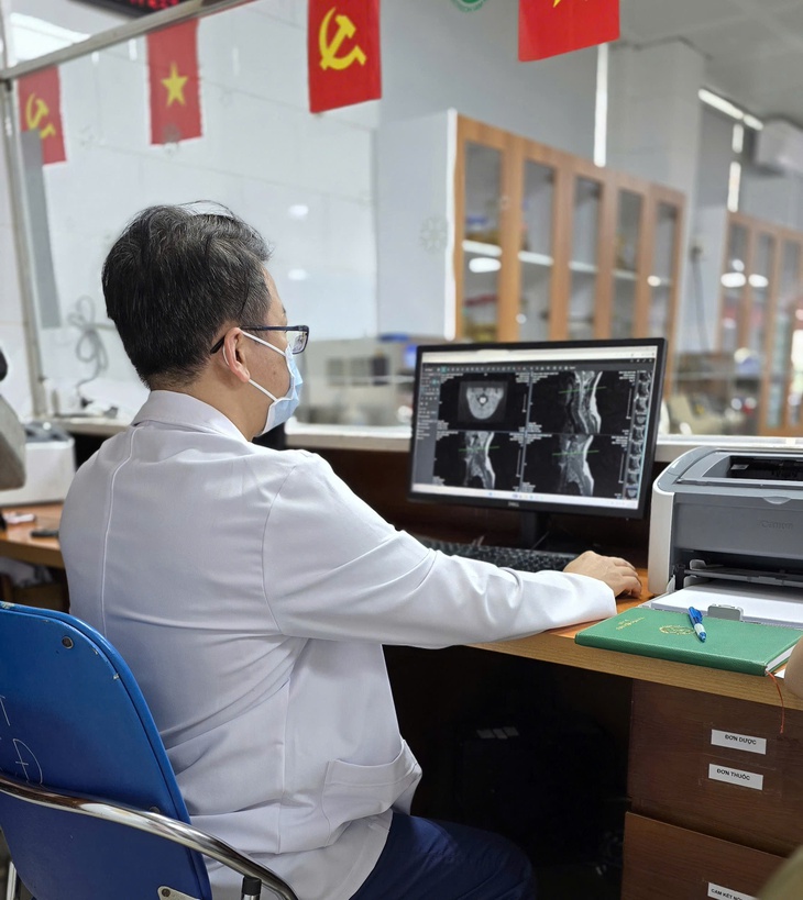 Hai vợ chồng trẻ liệt người vì hít hàng chục quả ‘bóng cười’ mỗi ngày - Ảnh 2. bóng cười - Ảnh 2.