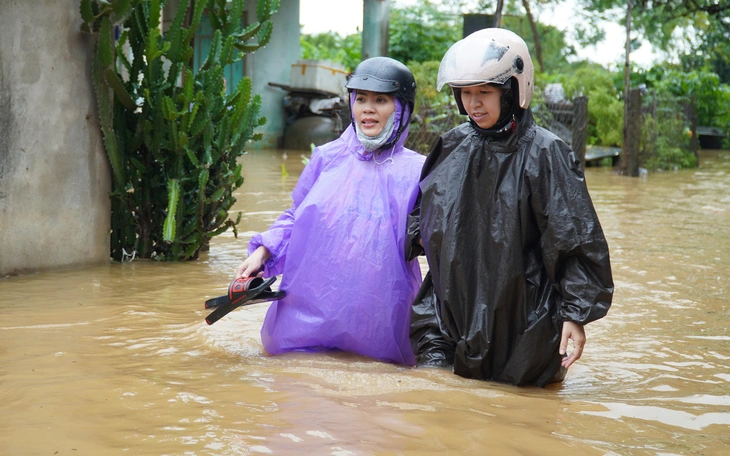 Lũ sông Vu Gia, Thu Bồn rút chậm, nhiều nơi Đà Nẵng vẫn mênh mông biển nước - Ảnh 9.