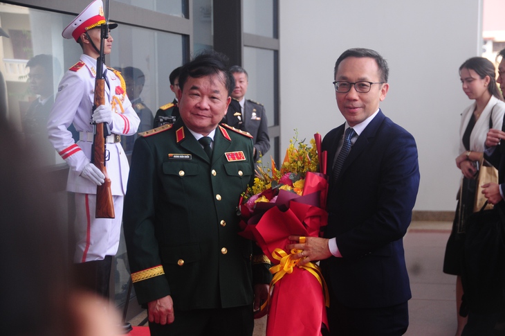 Việt Nam - Singapore tăng cường hợp tác về hải quân, đào tạo, an ninh mạng - Ảnh 1.