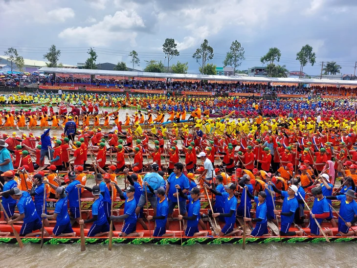 ĐUA GHE NGO - Ảnh 1.