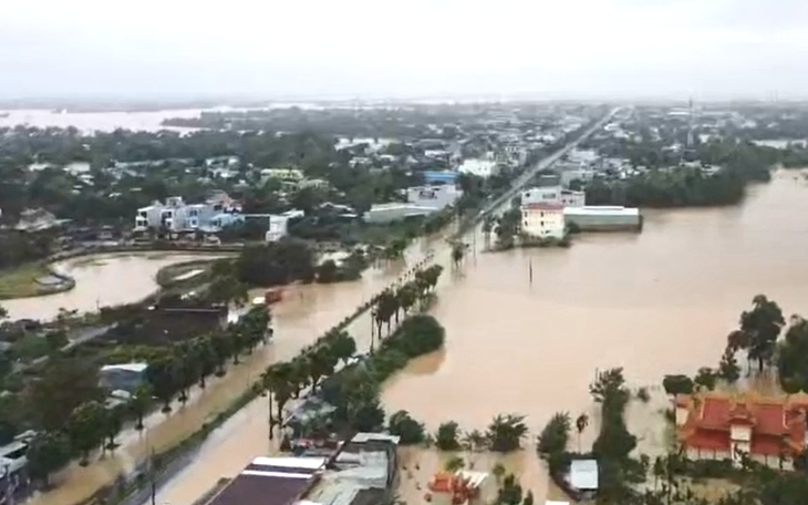 Giải cứu 5 người trên xe khách bị nạn giữa đêm khuya trên cao tốc Đà Nẵng - Quảng Ngãi - Ảnh 3.