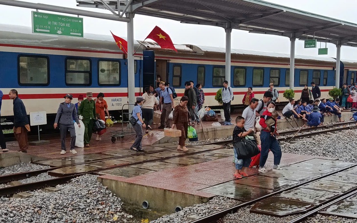 Cuộc sống đảo lộn ở vùng rốn lũ Huế - Ảnh 2.
