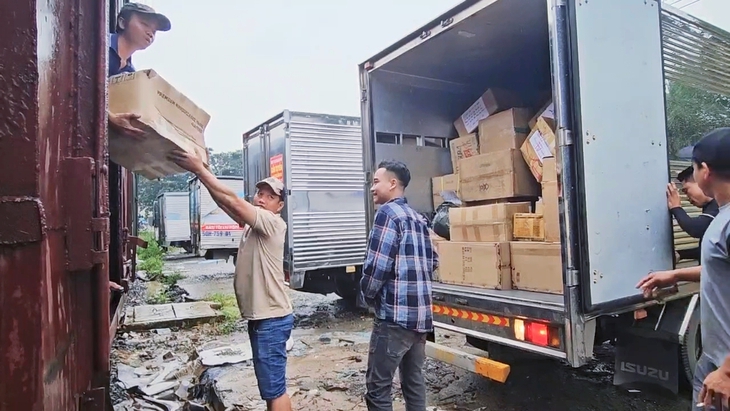 TP.HCM chuyển 30 tấn hàng hóa đến Nghệ An ủng hộ đồng bào khắc phục thiệt hại bão lũ- Ảnh 8. Nghệ An - Ảnh 6.