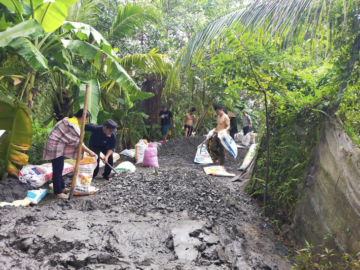 Xã Bình Mỹ huy động hơn 1.300 lượt người ứng phó, khắc phục hậu quả triều cường và mưa lớn- Ảnh 4. Xã Bình Mỹ huy động hơn 1.300 lượt người ứng phó, khắc phục hậu quả triều cường và mưa lớn - Ảnh 4.