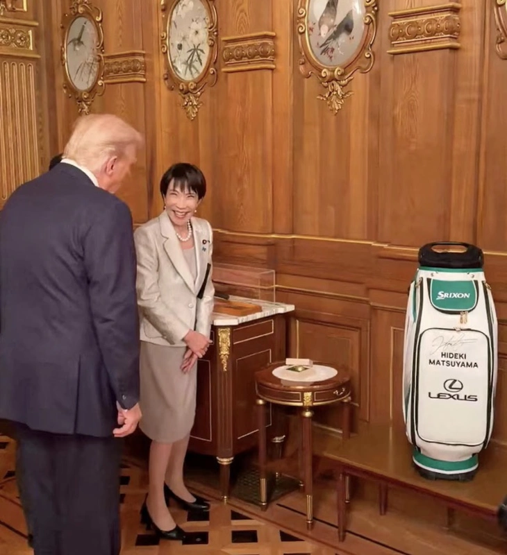 Thủ tướng Takaichi tặng ông Trump gậy gạt golf của cố Thủ tướng Shinzo Abe - Ảnh 1.