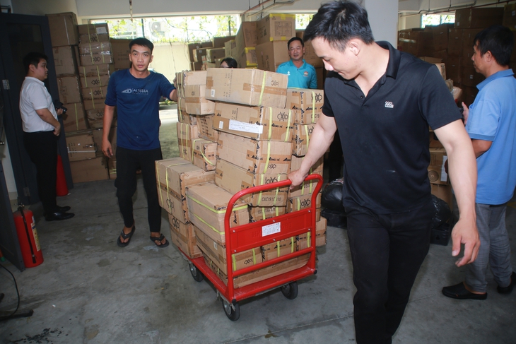 TP.HCM chuyển 30 tấn hàng hóa đến Nghệ An ủng hộ đồng bào khắc phục thiệt hại bão lũ- Ảnh 7. TP.HCM chuyển 30 tấn hàng hóa đến Nghệ An ủng hộ đồng bào bị bão lũ - Ảnh 6.