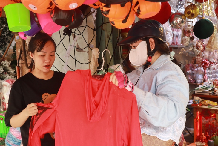 'Phố hàng mã' tại TP.HCM vắng lặng mùa Halloween, vì sao? - Ảnh 2.