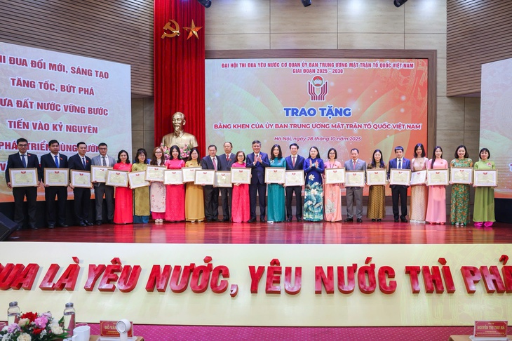 Bếp ăn 700 suất miễn phí mỗi ngày và tấm bằng khen đặc biệt - Ảnh 3.