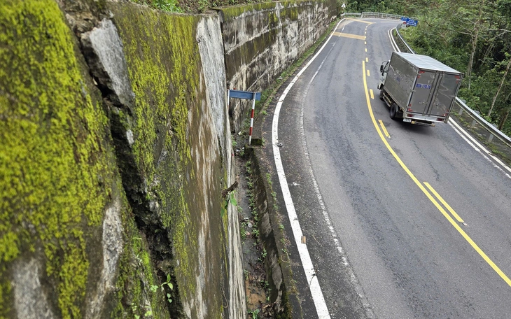 Xe đầu kéo lật giữa đèo Măng Đen, giao thông tê liệt nhiều giờ - Ảnh 5.