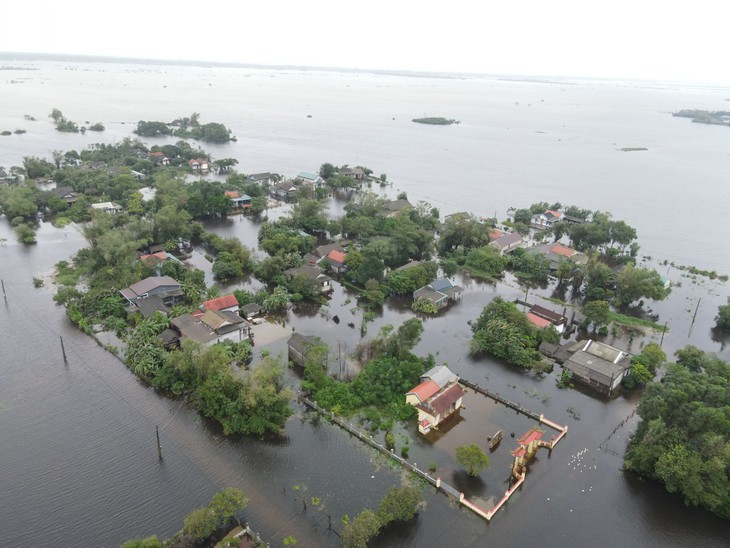 Thời tiết hôm nay 29-10: Mưa dông vẫn bao trùm miền Trung, lũ chưa có dấu hiệu rút - Ảnh 1.