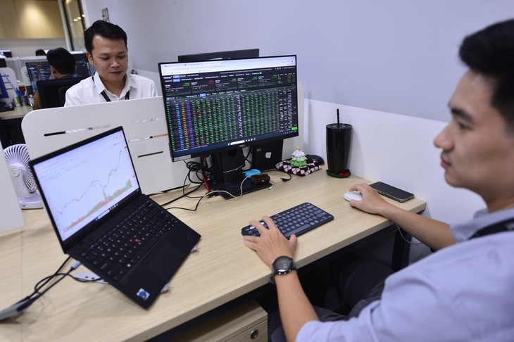 Chứng khoán gây bất ngờ cuối phiên, khối ngoại trở lại gom ròng nghìn tỉ - Ảnh 1.