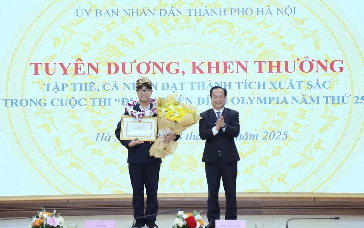 Chủ tịch Hà Nội tặng bằng khen cho quán quân Đường lên đỉnh Olympia Trần Bùi Bảo Khánh - Ảnh 2.