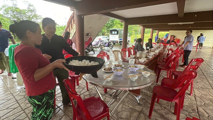 Cán bộ xã tự tay nấu cơm nóng cho bà con đến từ vùng sạt lở - Ảnh 5.