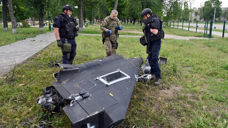Ông Zelensky: Drone Shahed của Nga đã nguy hiểm hơn cả tên lửa đạn đạo - Ảnh 1.