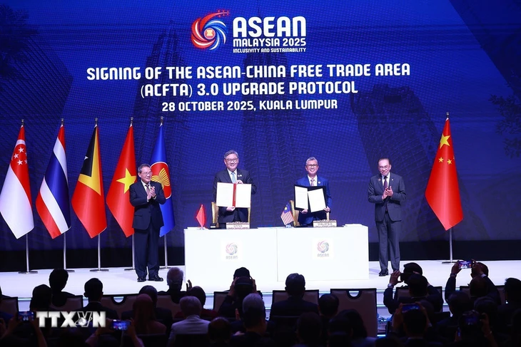 Thủ tướng đề xuất ba định hướng thúc đẩy quan hệ ASEAN - Trung Quốc - Ảnh 2.