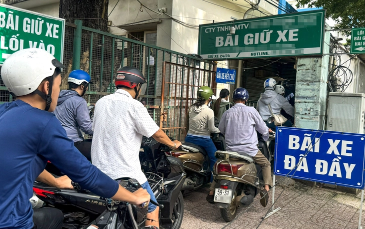 Bắt người giật chìa khóa, chửi bới, ép khách trả tiền gửi xe trái phép ở đền bà chúa - Ảnh 2.