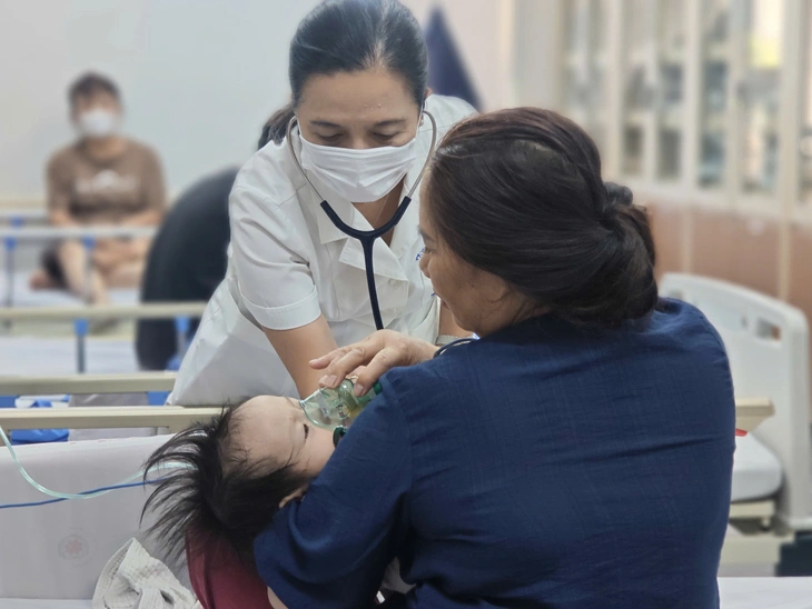 Giao mùa, trẻ nhiễm vi rút hợp bào hô hấp RSV gia tăng, nhiều ca chuyển biến nặng - Ảnh 1. Giao mùa, trẻ nhiễm vi rút hợp bào hô hấp RSV gia tăng, nhiều ca chuyển biến nặng - Ảnh 1.