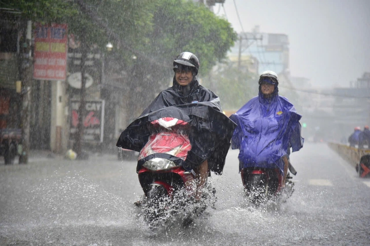 Mưa to giữa trưa, nhiều nơi tại TP.HCM ngập, từ chiều nay đến chiều mai có nơi mưa 140mm- Ảnh 5.