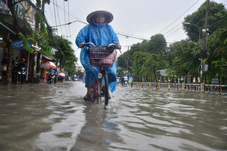 Mưa to giữa trưa, nhiều nơi tại TP.HCM ngập, từ chiều nay đến chiều mai có nơi mưa 140mm - Ảnh 6.