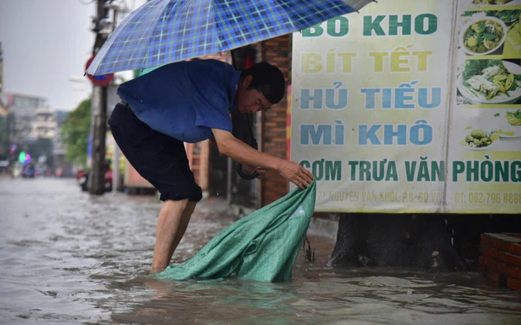 Triều cường 1,82m gây ngập nhiều nơi ở TP.HCM, Sở Xây dựng nêu nguyên nhân và giải pháp ứng phó - Ảnh 2.