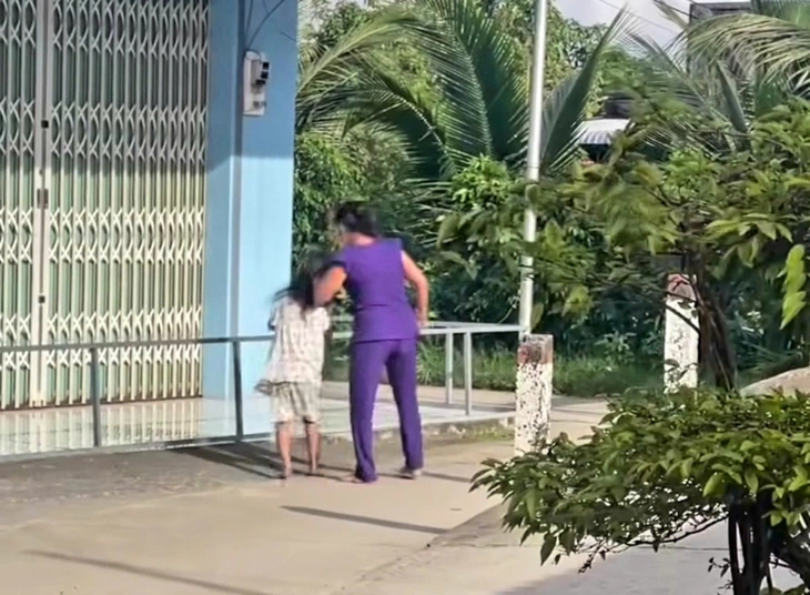 đánh bé gái - Ảnh 1.