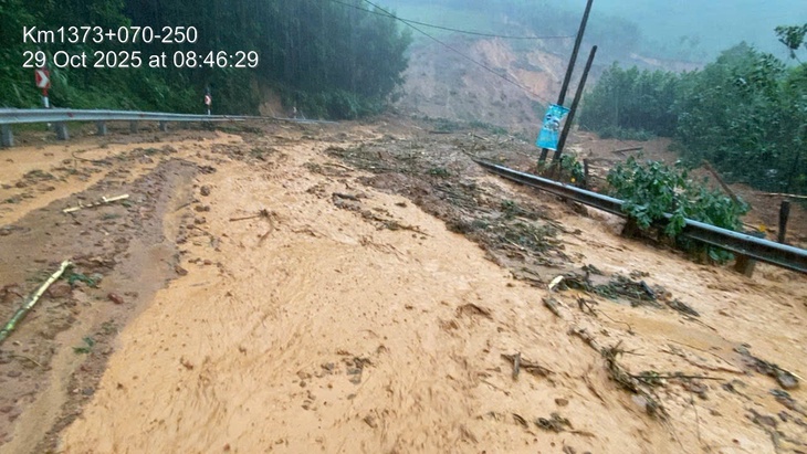 Đường Hồ Chí Minh nhiều điểm sạt lở, có điểm sạt lần 3, giao thông chia cắt hoàn toàn - Ảnh 1.