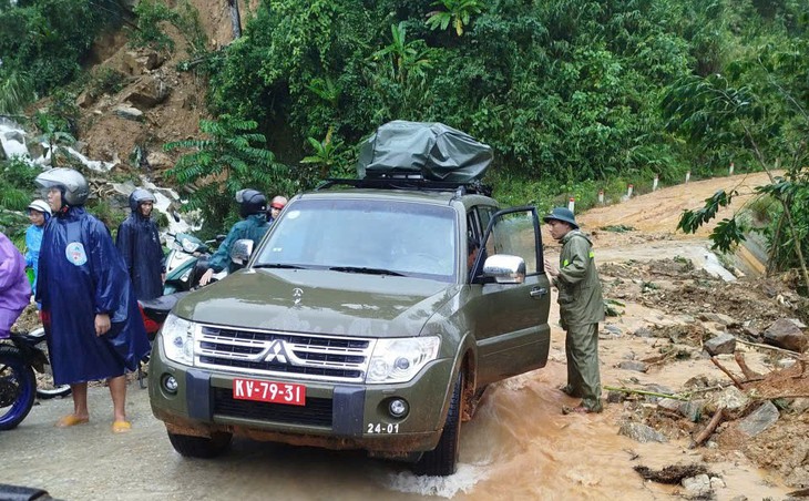 Bộ đội thông tin dầm mưa nối liên lạc từ vùng sạt lở Trà Leng - Ảnh 2.