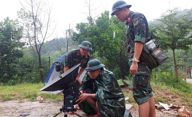 Bộ đội thông tin dầm mưa nối liên lạc từ vùng sạt lở Trà Leng - Ảnh 4.