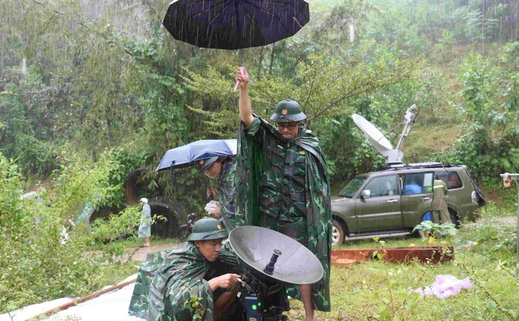 Bộ đội thông tin dầm mưa nối liên lạc từ vùng sạt lở Trà Leng - Ảnh 1.