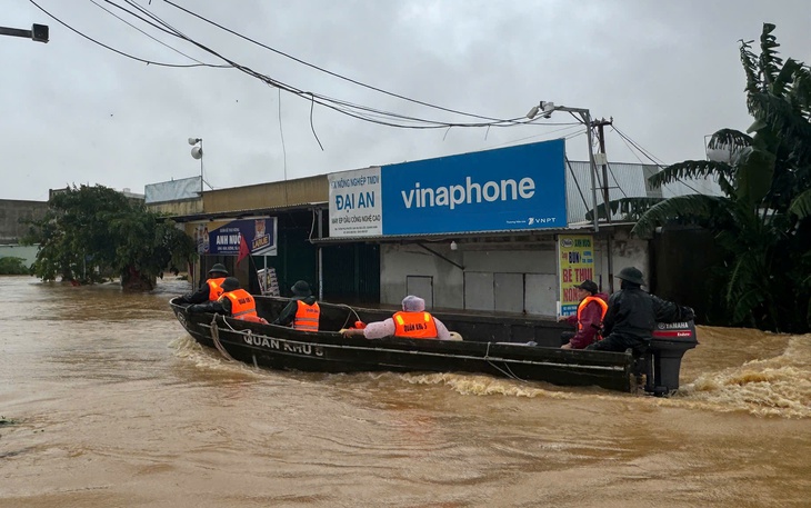 Người dân vùng lũ bên sông Thu Bồn chèo thuyền 3km mua lương thực - Ảnh 14.
