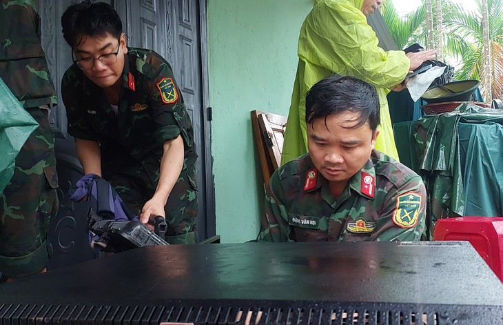 Bộ đội thông tin dầm mưa nối liên lạc từ vùng sạt lở Trà Leng - Ảnh 3.